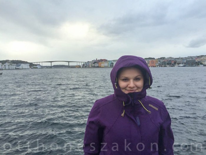 Az uj Stormberg kabatomban :) Mi a mogottem levo szigeten lakunk